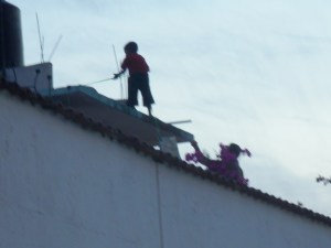 Dad boosts his son onto roof to rescue kite